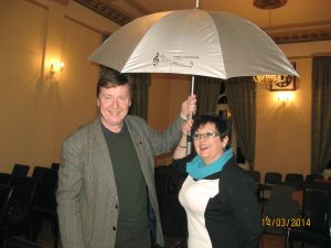 Karol Radziwonowicz and Sabina Jankowska under an umbrella – traditional gift from Zenobia Kulik for soloists of  Liszt Evenings